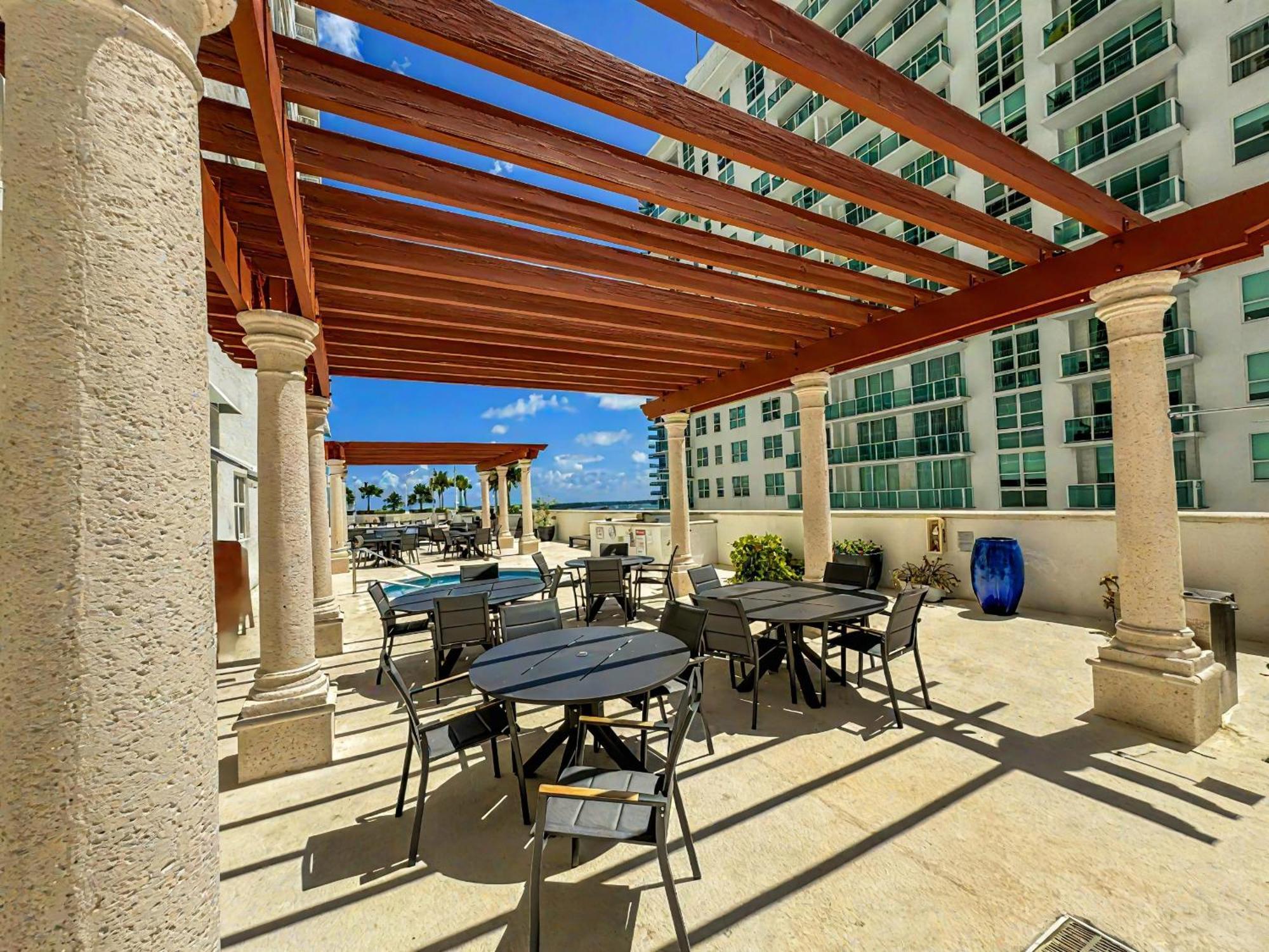 Elegant Centric Vibrant Pool Jacuzzi Free Parking Lejlighed Miami Eksteriør billede