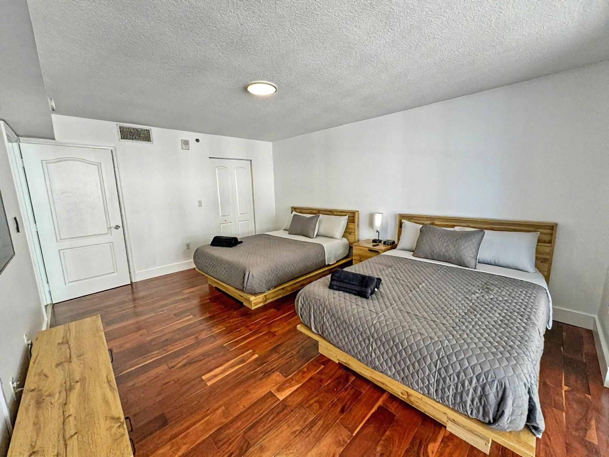 Elegant Centric Vibrant Pool Jacuzzi Free Parking Lejlighed Miami Eksteriør billede