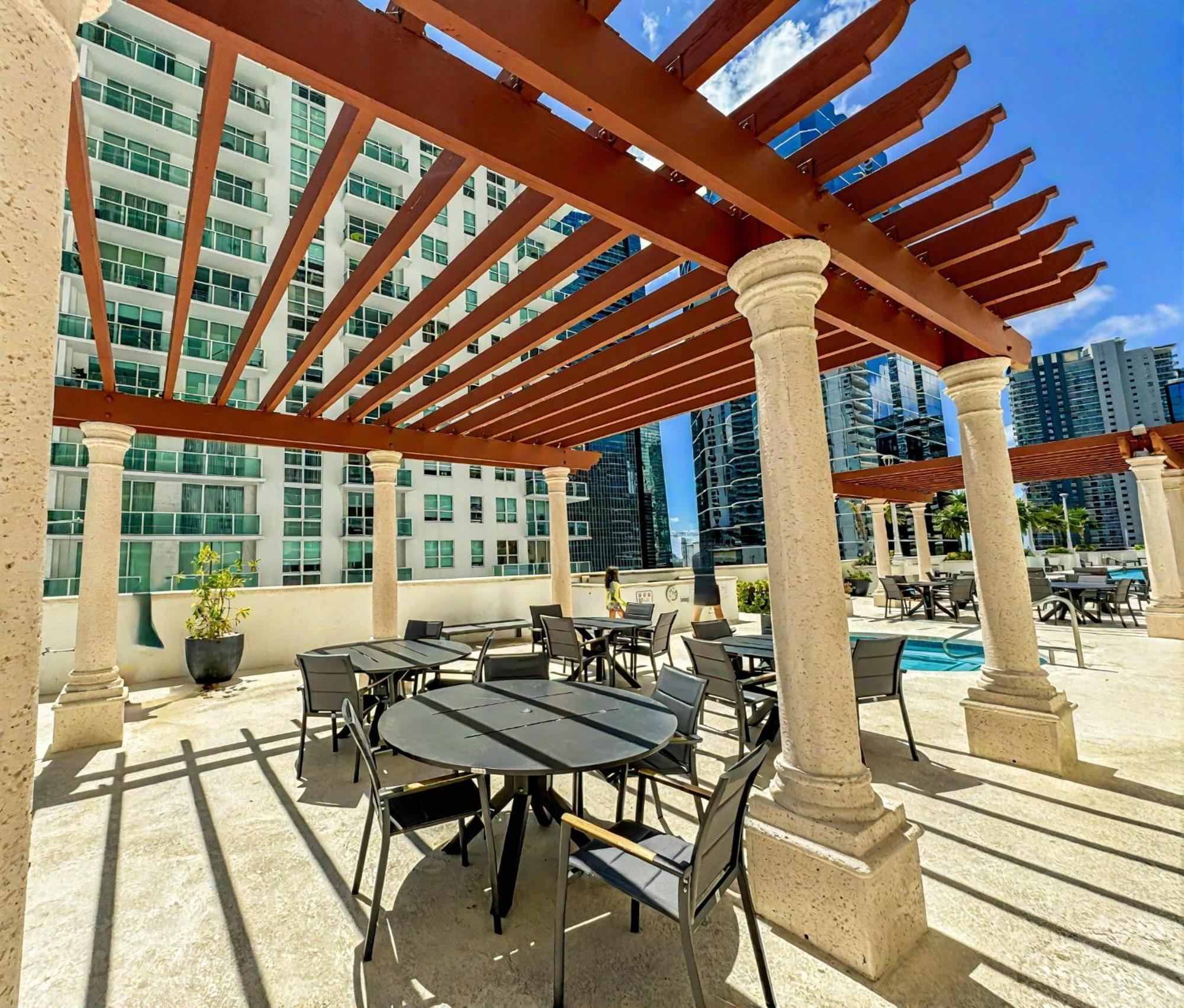 Elegant Centric Vibrant Pool Jacuzzi Free Parking Lejlighed Miami Eksteriør billede
