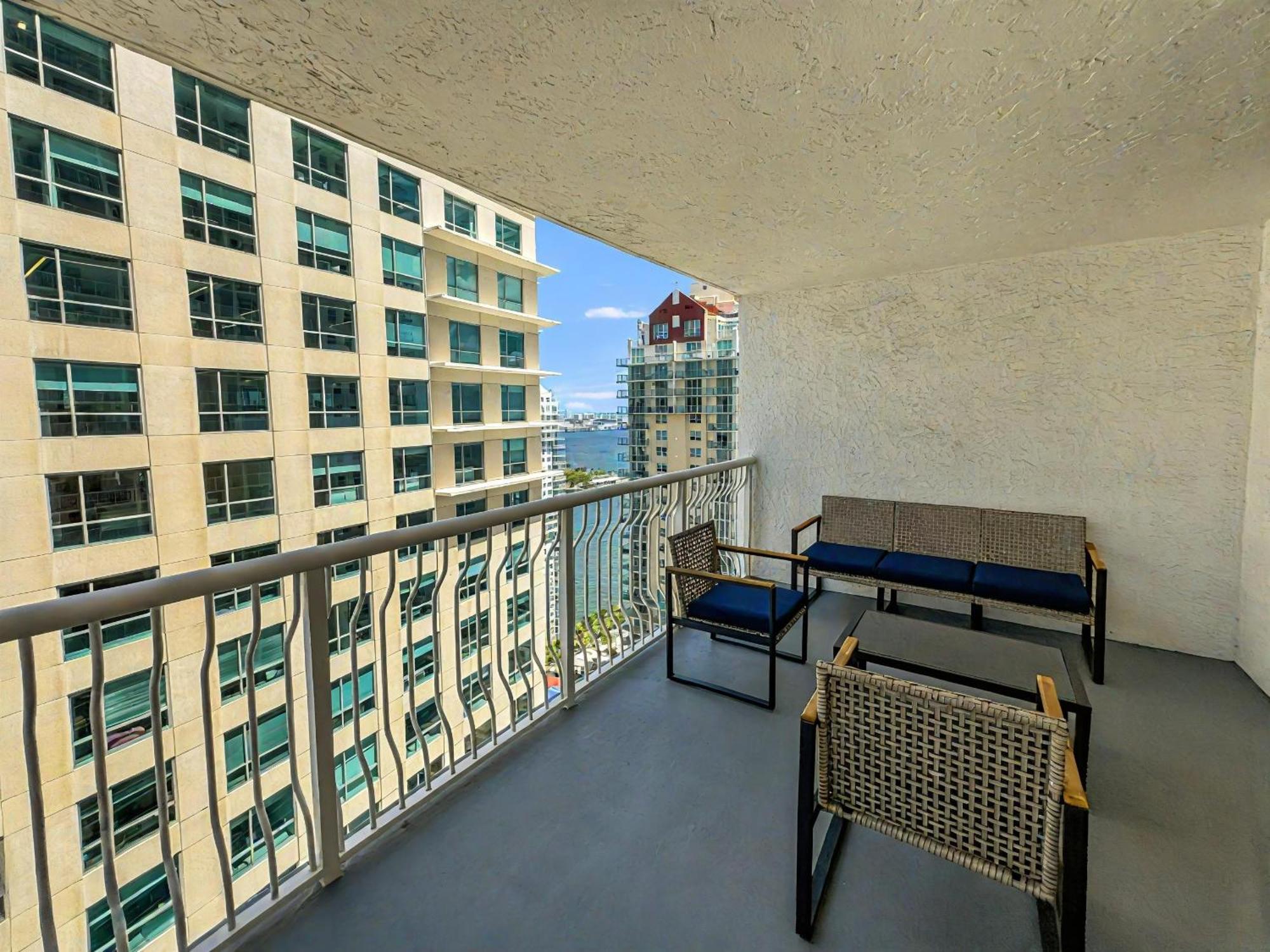 Elegant Centric Vibrant Pool Jacuzzi Free Parking Lejlighed Miami Eksteriør billede