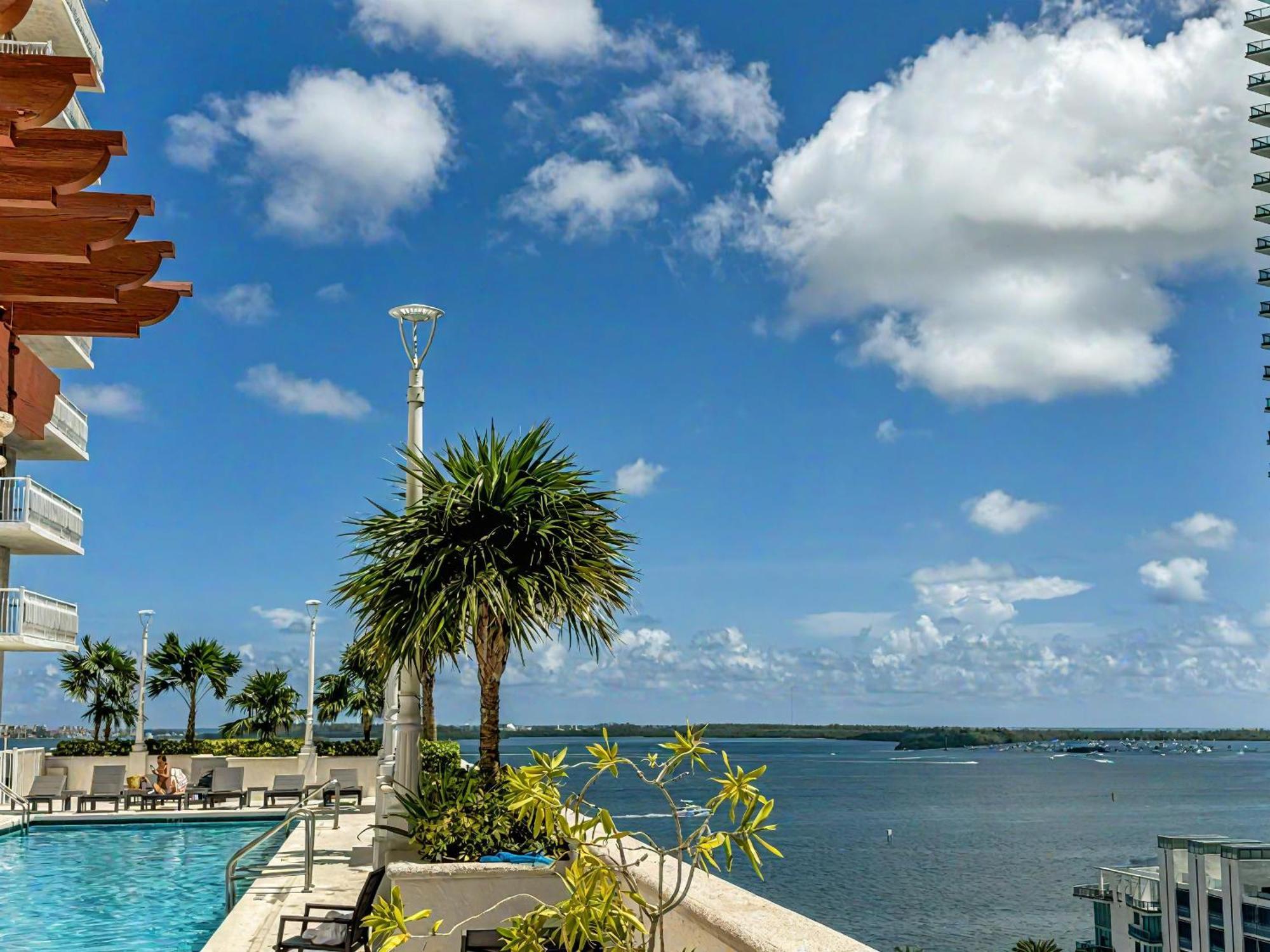 Elegant Centric Vibrant Pool Jacuzzi Free Parking Lejlighed Miami Eksteriør billede