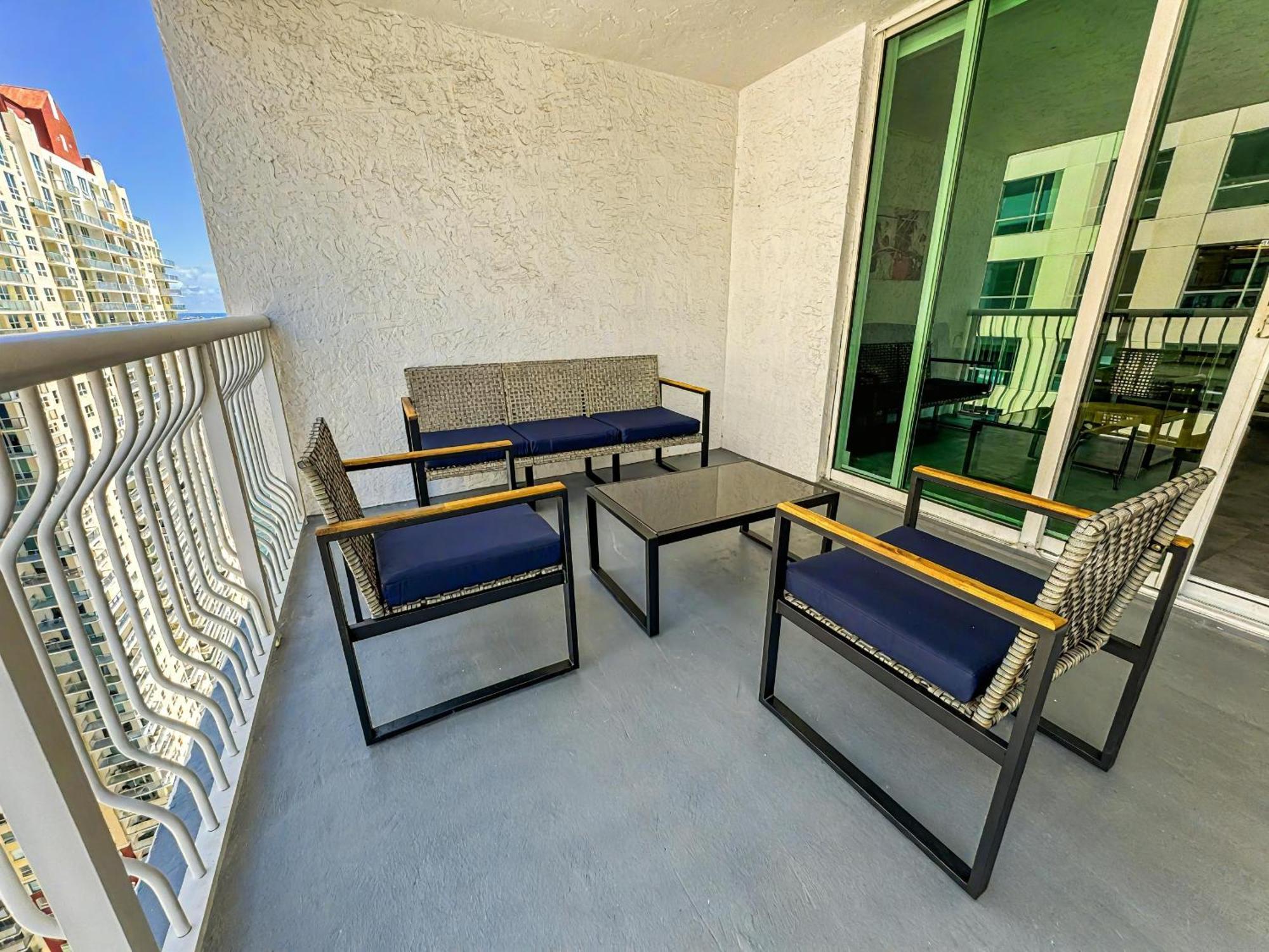 Elegant Centric Vibrant Pool Jacuzzi Free Parking Lejlighed Miami Eksteriør billede