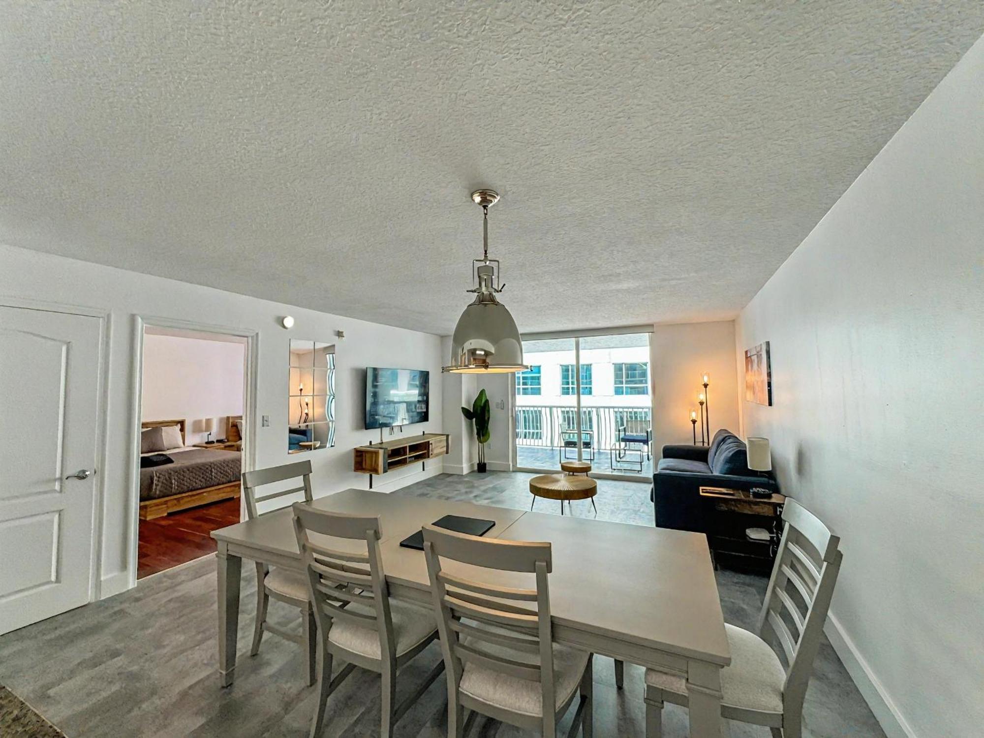 Elegant Centric Vibrant Pool Jacuzzi Free Parking Lejlighed Miami Eksteriør billede