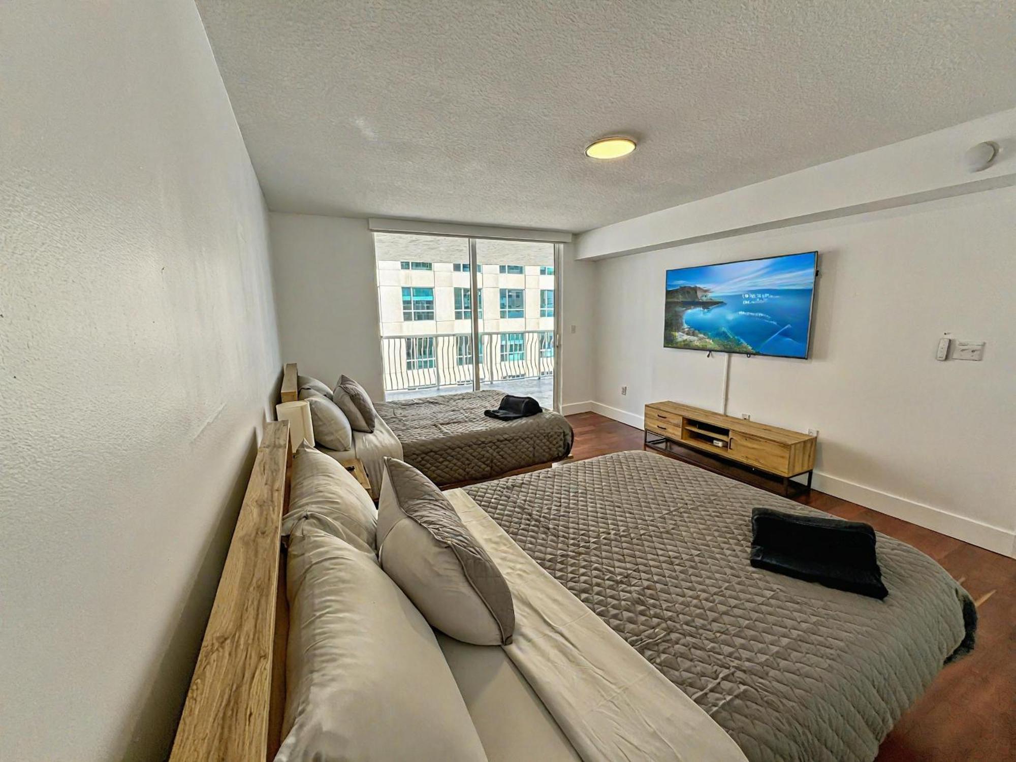 Elegant Centric Vibrant Pool Jacuzzi Free Parking Lejlighed Miami Eksteriør billede