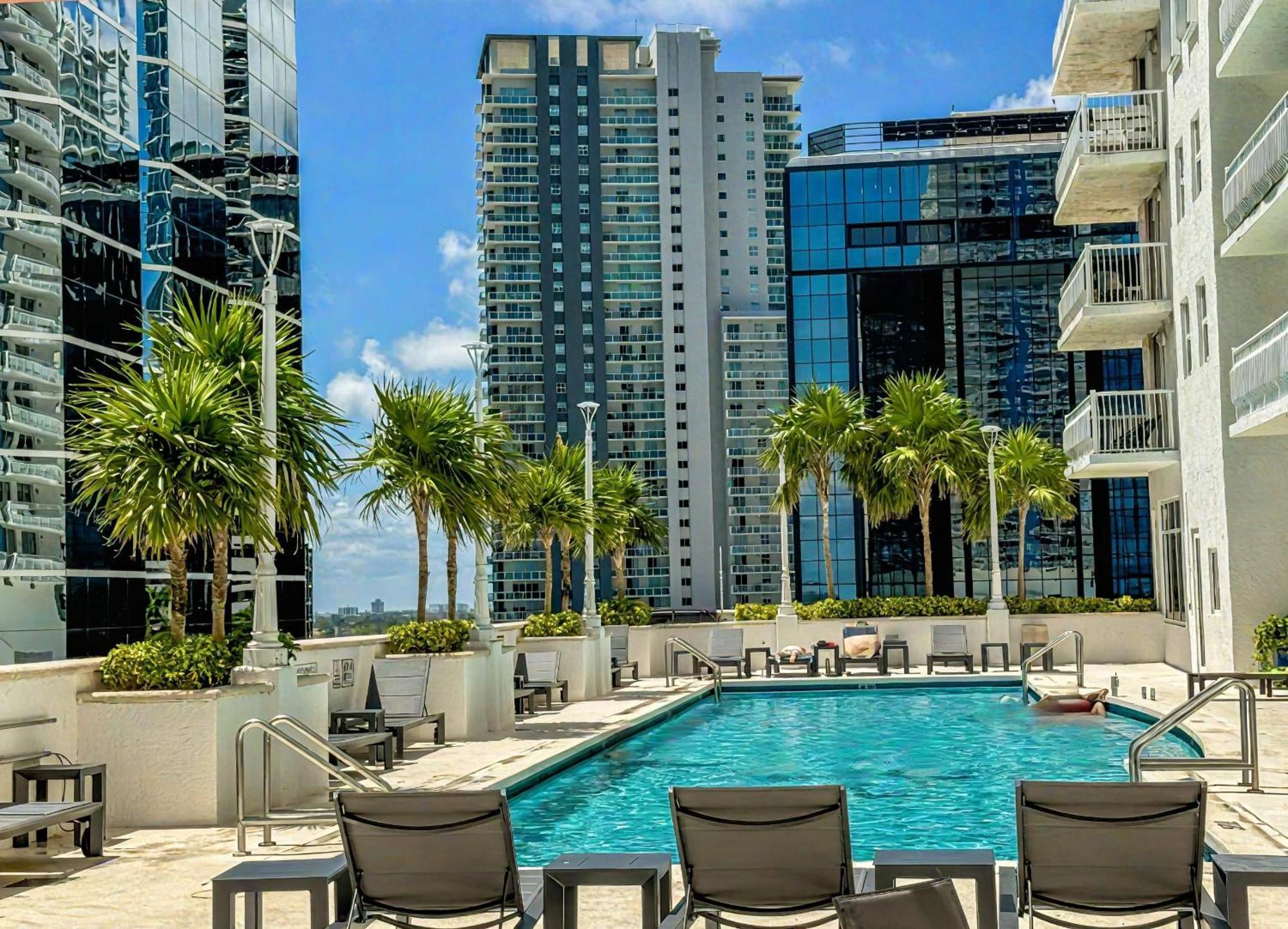 Elegant Centric Vibrant Pool Jacuzzi Free Parking Lejlighed Miami Eksteriør billede