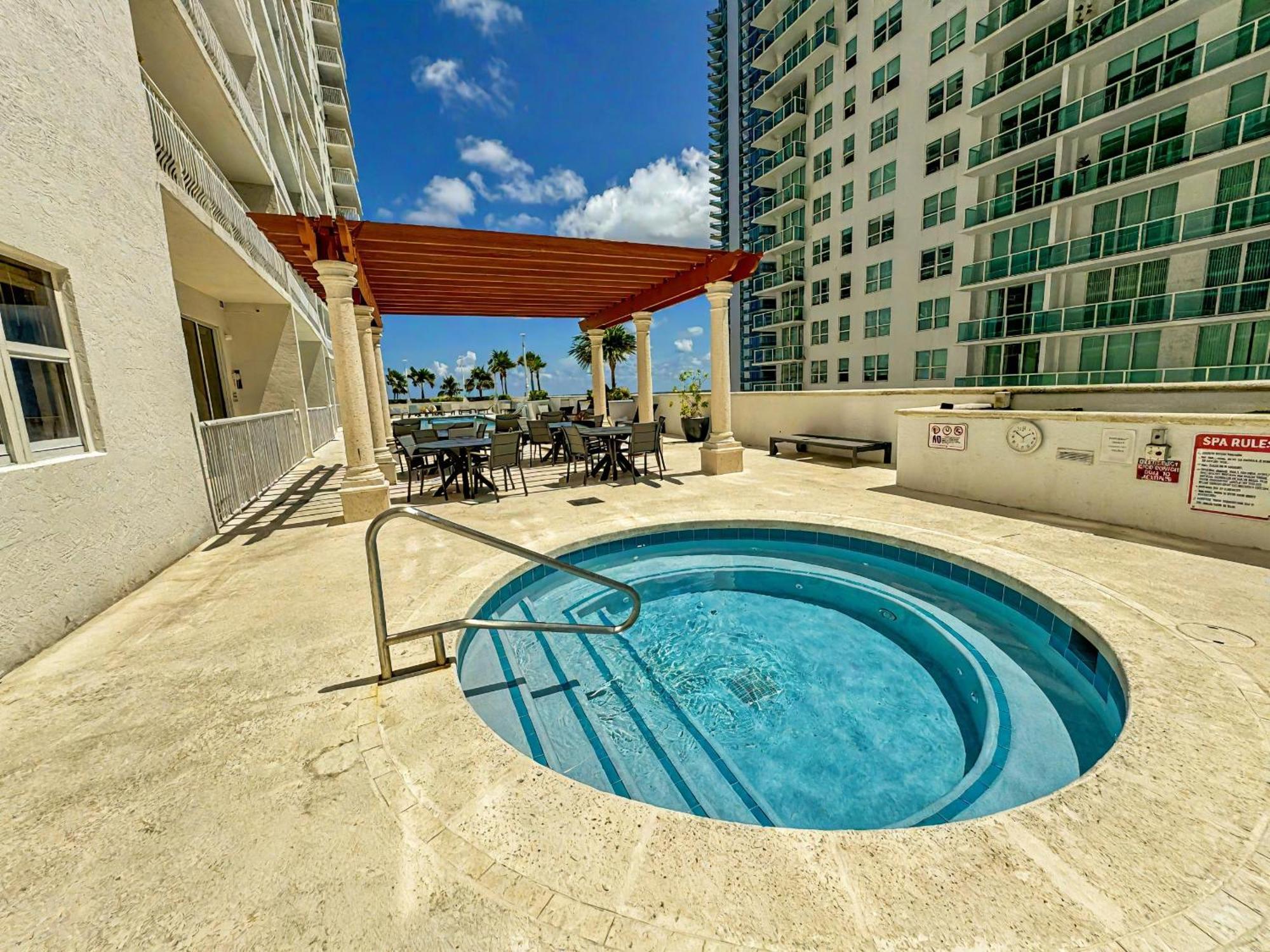 Elegant Centric Vibrant Pool Jacuzzi Free Parking Lejlighed Miami Eksteriør billede