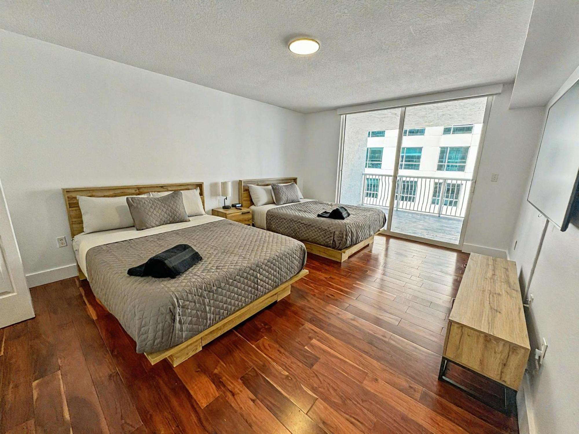 Elegant Centric Vibrant Pool Jacuzzi Free Parking Lejlighed Miami Eksteriør billede
